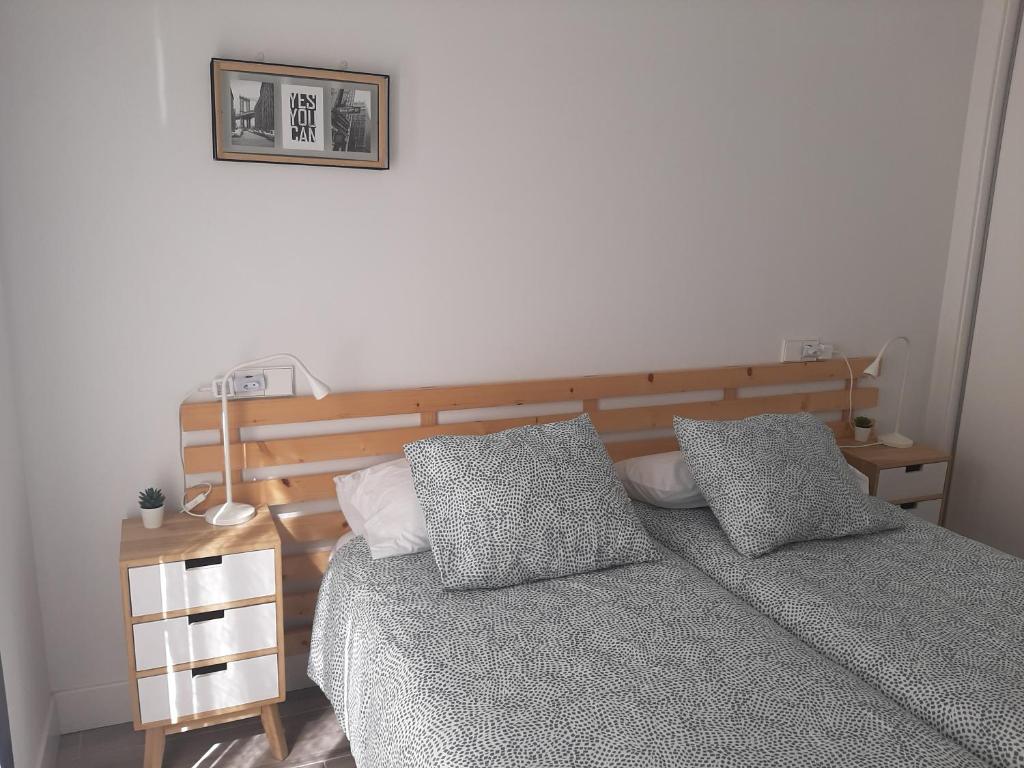 A bed or beds in a room at Dindurra Gijón Centro-Parking gratuito