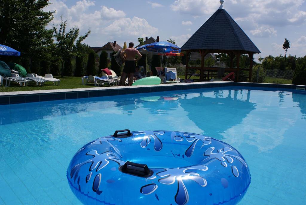 Bazén v ubytování Kék Vendégház Family Resort nebo v jeho okolí