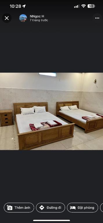 dos camas sentadas una al lado de la otra en una habitación en Hotel Đại Dương en Thuan An