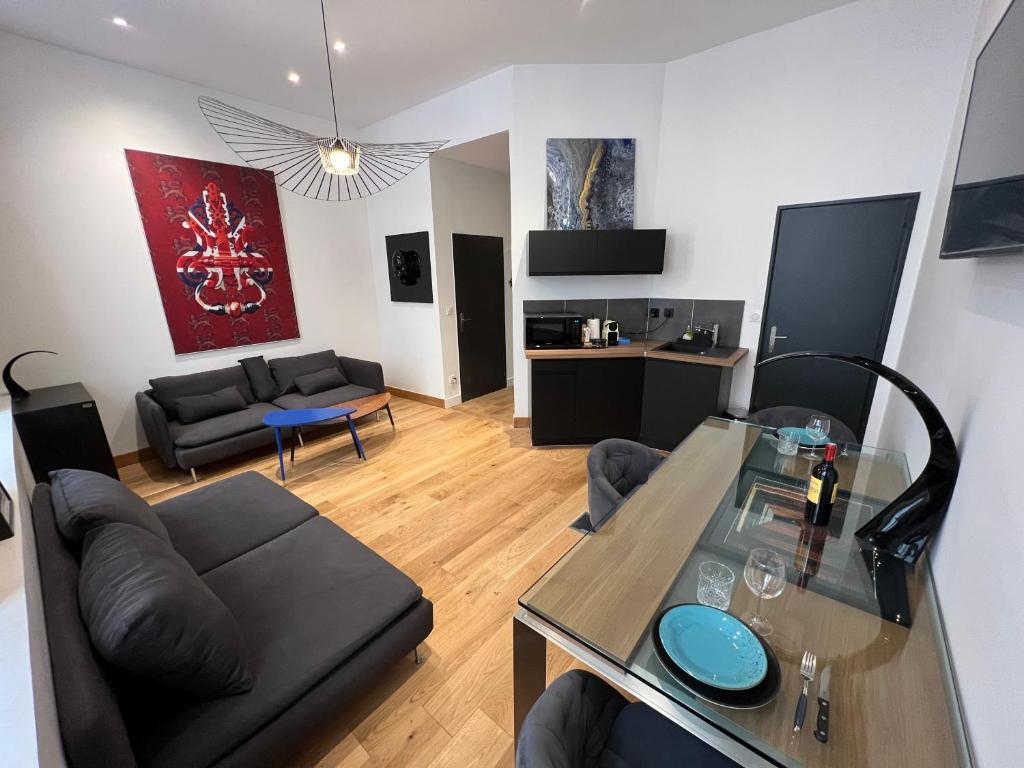 un salon avec un canapé et une table dans l'établissement La Suite Triangle d'or, à Bordeaux
