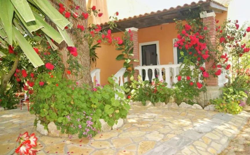 uma casa com flores ao lado dela em Villa Messavrisi em Halikounas