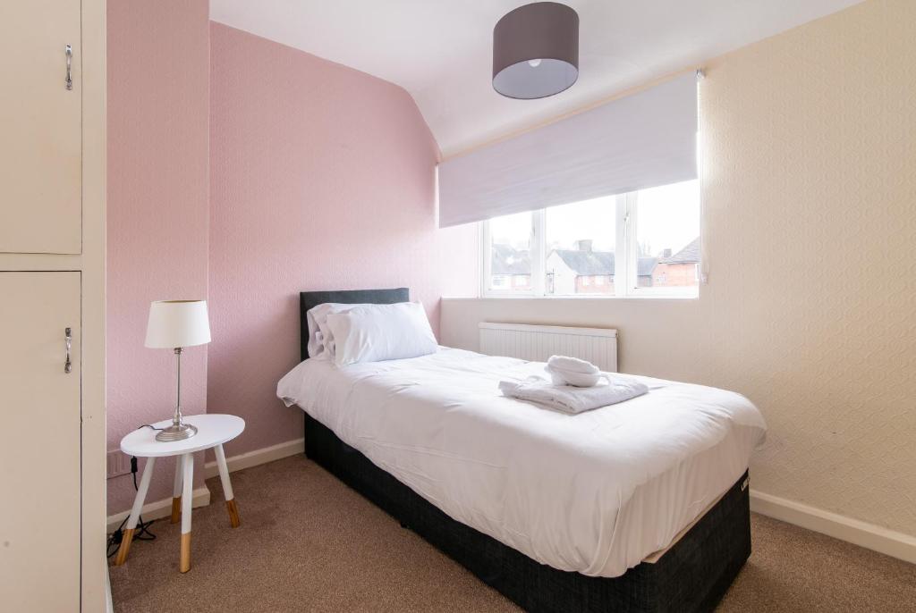 Tempat tidur dalam kamar di Your Nottingham Haven - 3 Bed House with Free Wifi and Parking