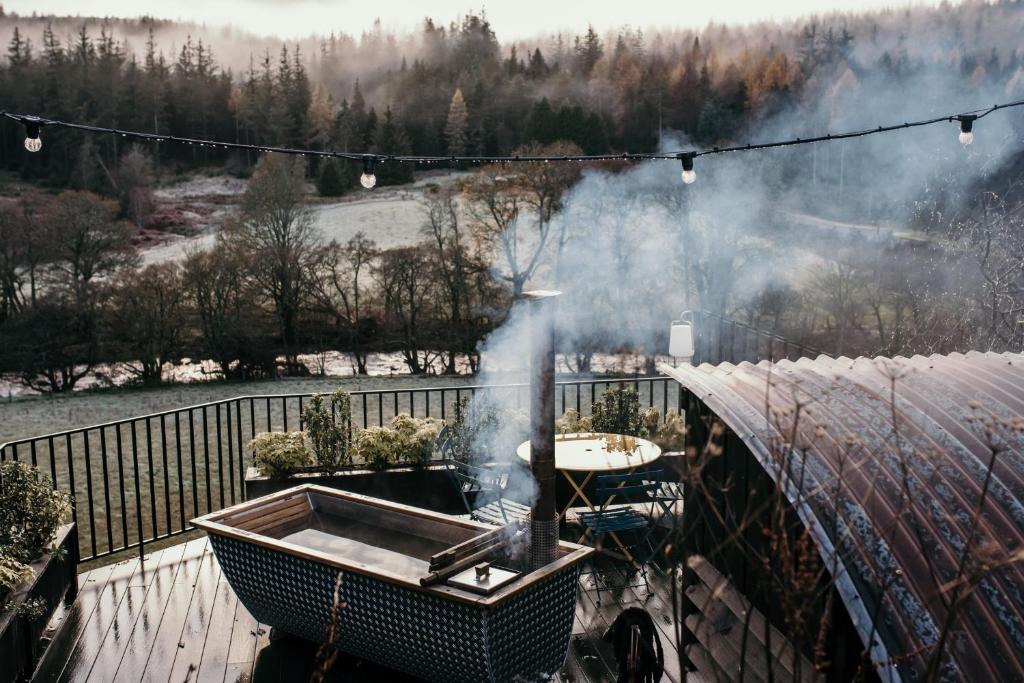 una parrilla en una terraza con humo saliendo de ella en The Hayloft en Banchory