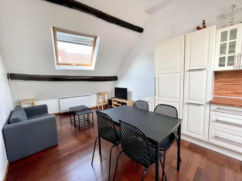 a living room with a table and chairs at Le P'tit Villiers - Charmant logement proche Paris in Villiers-sur-Marne
