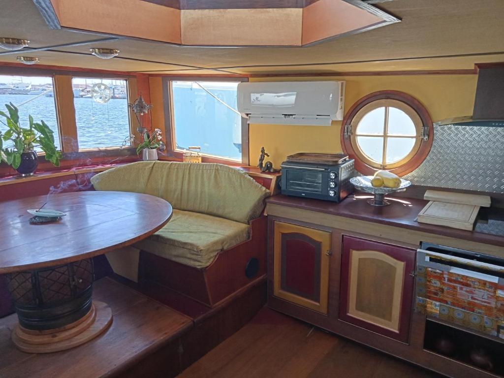 Kuchyň nebo kuchyňský kout v ubytování Bateau de pirates