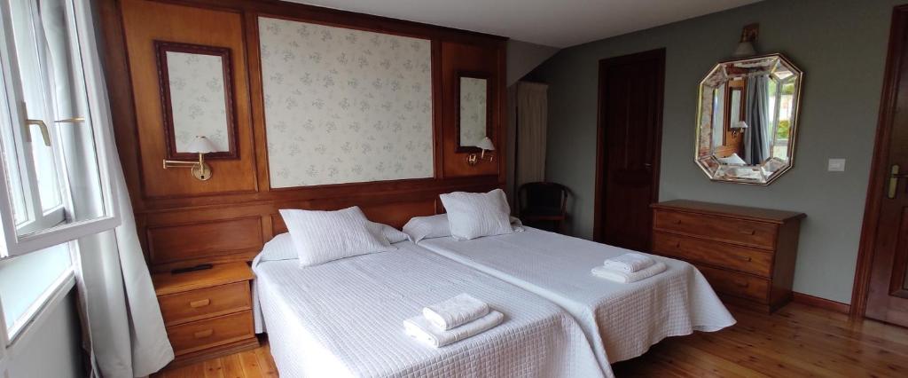 A bed or beds in a room at Apartamentos El Jornu