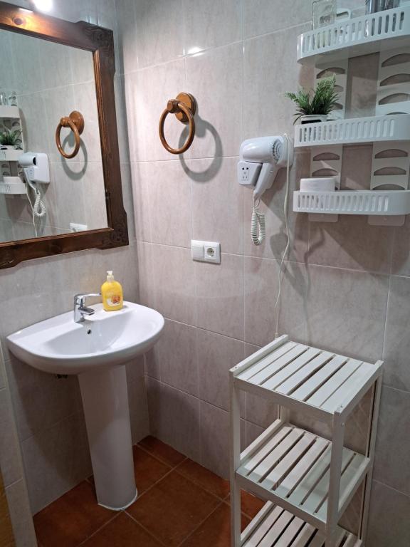 un baño con lavabo y espejo en La Gonzala, en Zahara de la Sierra