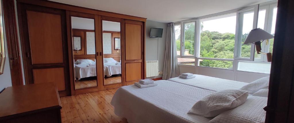 A bed or beds in a room at Apartamentos El Jornu