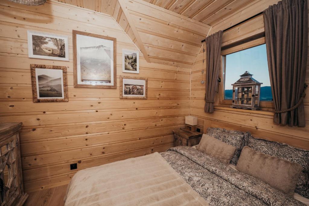 ein Schlafzimmer mit einem Bett in einem Blockhaus in der Unterkunft Górskie Tarasy in Rabka-Zdrój
