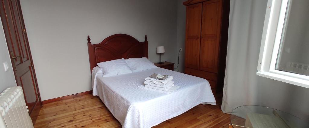 A bed or beds in a room at Apartamentos El Jornu