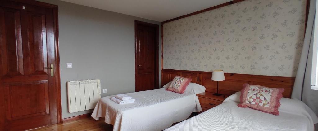 A bed or beds in a room at Apartamentos El Jornu