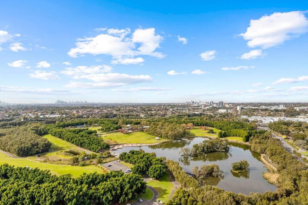 una vista aerea su un parco con fiume e città di New Amazing Park City high level APT a Sydney