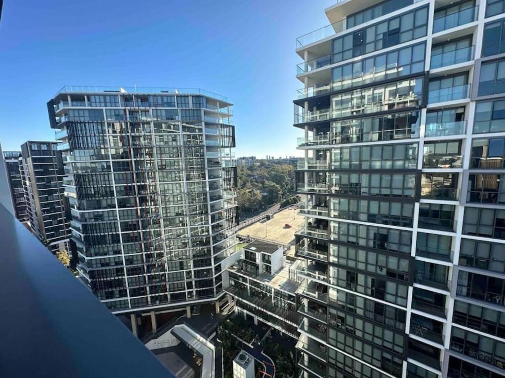 - une vue sur deux grands bâtiments d'une ville dans l'établissement Luxury 2BR APT in heart of Macquarie Park, à Sydney