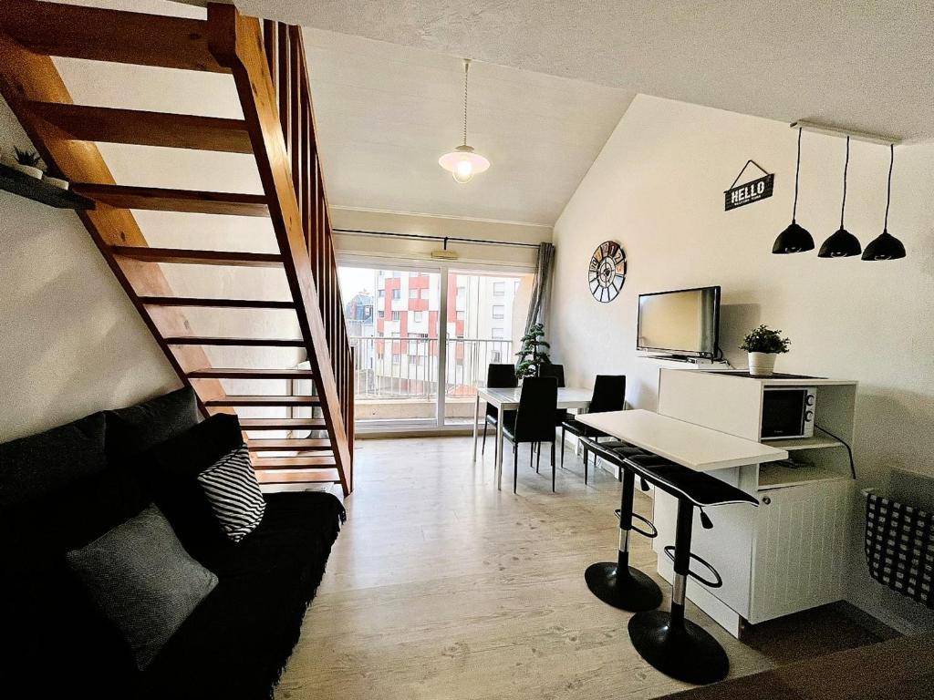 Kuchyňa alebo kuchynka v ubytovaní Studio mezzanine proche mer avec balcon - FR-1-197-558