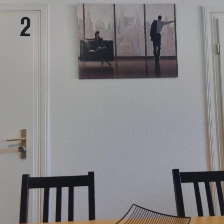 una foto de un hombre colgado en una pared en Monteurzimmer in Hamburg West bei Hansezimmer, en Hamburgo