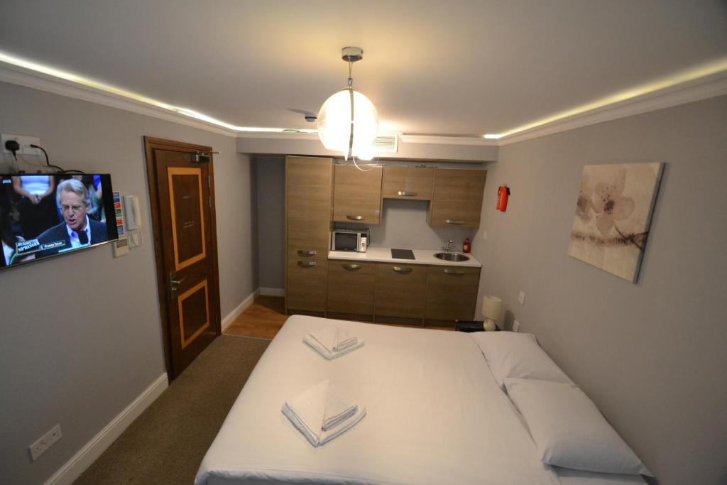 Hyde Park Suites - Standard Studio (2 Adults)