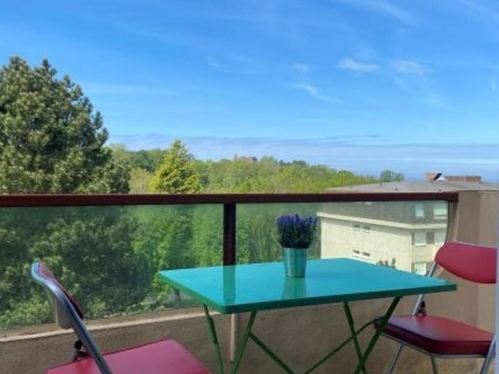 una mesa y sillas en un balcón con vistas en Appartement Villers-sur-Mer, 1 pièce, 4 personnes - FR-1-712-20, en Villers-sur-Mer