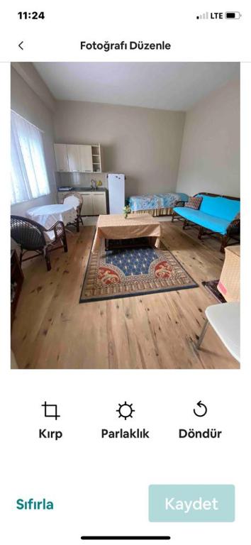 ein Wohnzimmer mit einem Tisch in der Mitte in der Unterkunft Welcome to your home in Green Nature in Rize