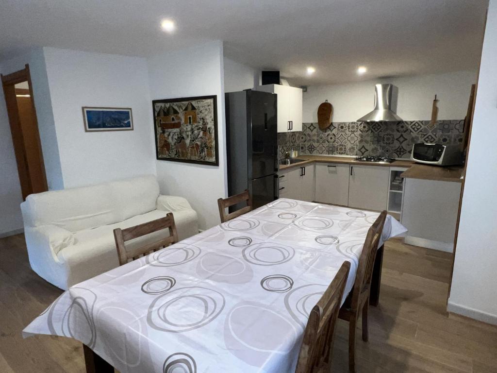 A kitchen or kitchenette at Casa Chia a 5 minuti dal mare - Su Giudeu Tuerredda
