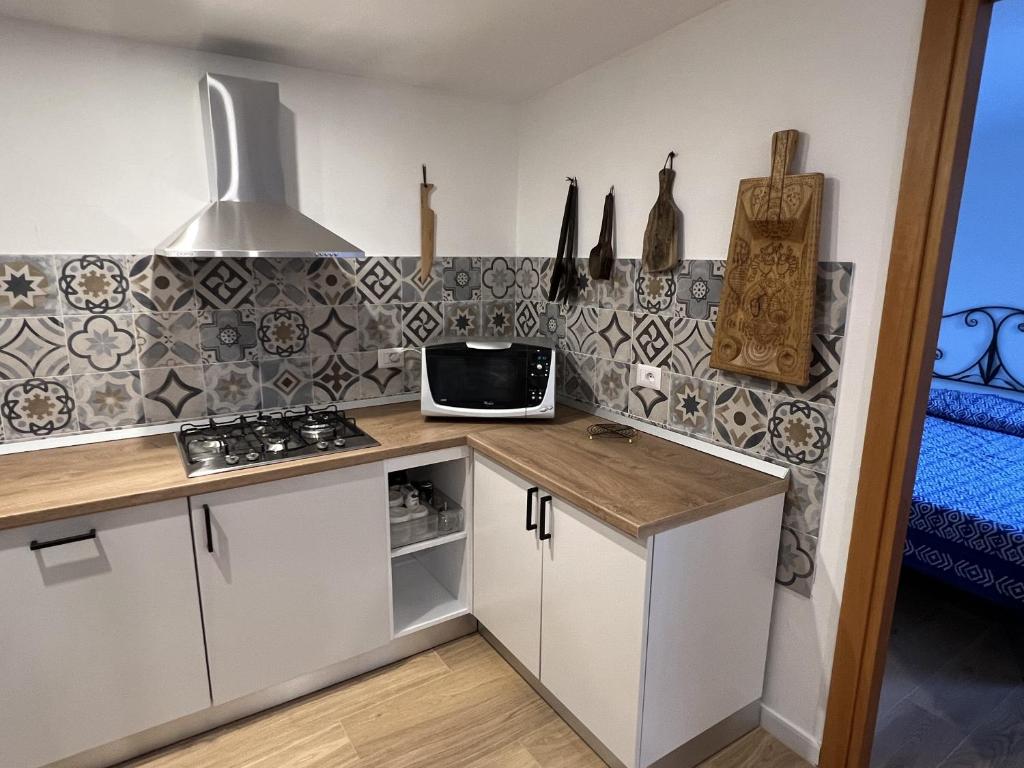 A kitchen or kitchenette at Casa Chia a 5 minuti dal mare - Su Giudeu Tuerredda