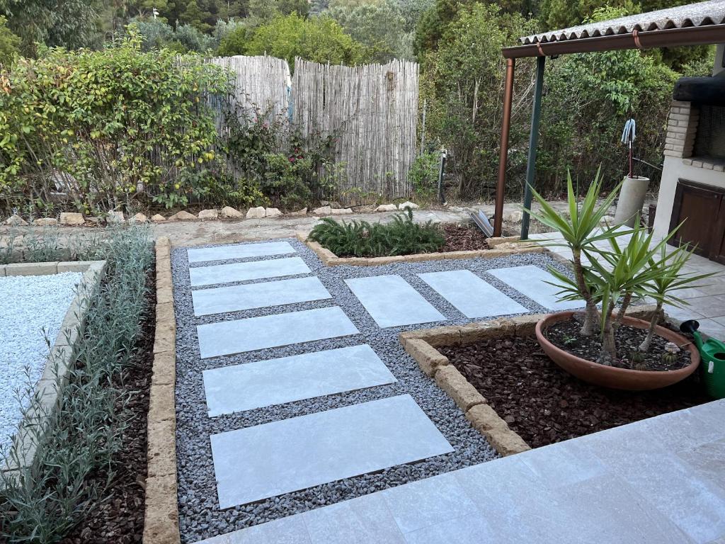 A garden outside Casa Chia a 5 minuti dal mare - Su Giudeu Tuerredda