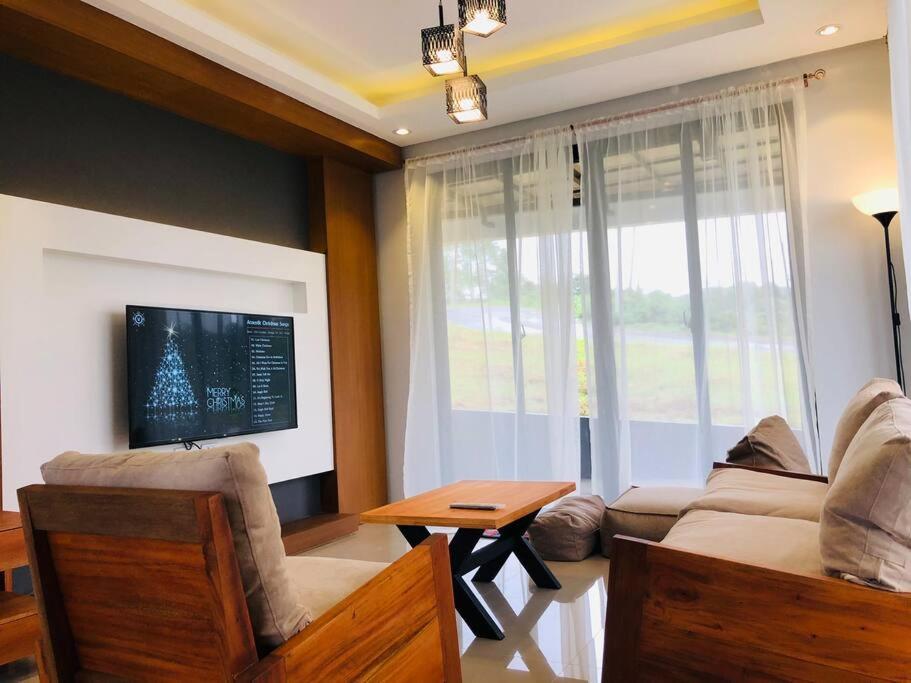 TV a/nebo společenská místnost v ubytování Overlooking Staycation At Sandari Batulao