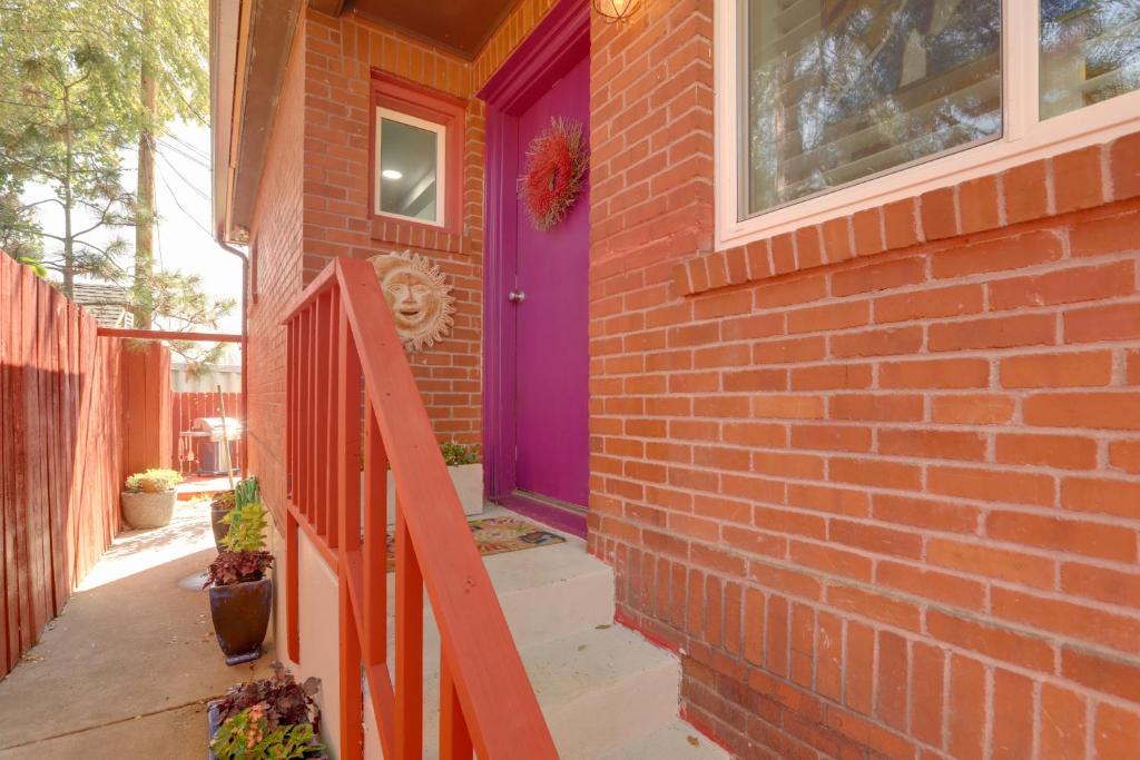uma casa de tijolos vermelhos com uma porta roxa em Cozy Reno Vacation Rental Less Than 1 Mi to Midtown! em Reno