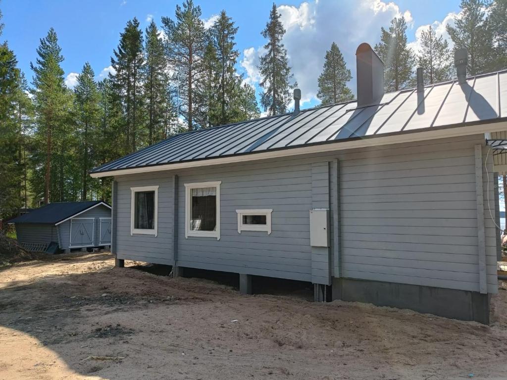 a house with a metal roof at Kaukuanjärven Kimallus in Kuloharju