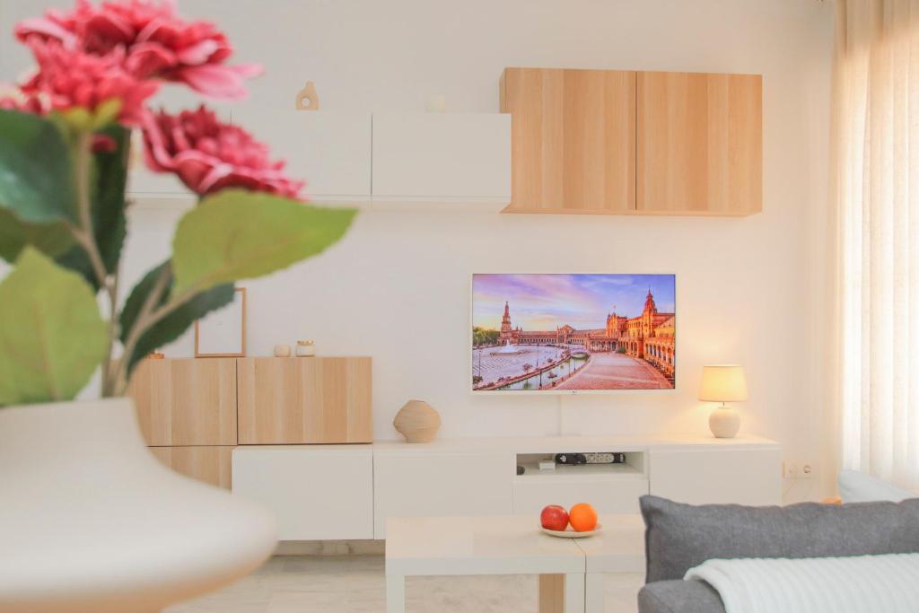 uma sala de estar com um quadro na parede em Modern APT next to Old Town - 10m walk Isla Mágica em Sevilha
