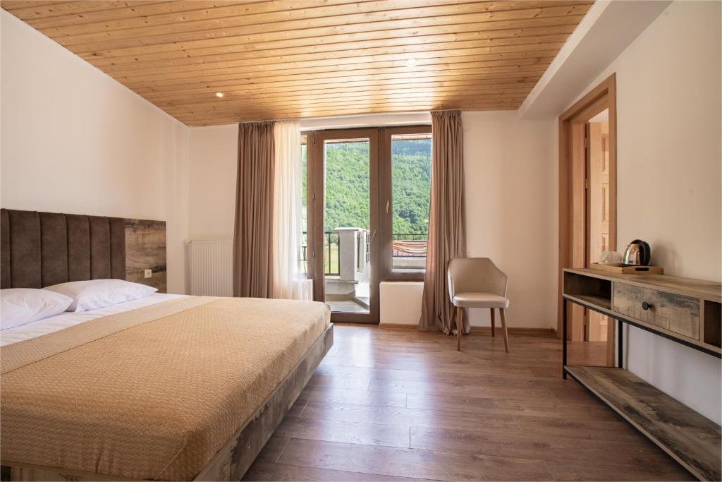 Postel nebo postele na pokoji v ubytování Anne's Hotel in Mestia