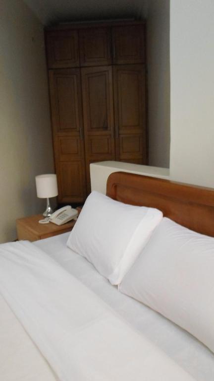 Postel nebo postele na pokoji v ubytování Crown Suites Ltd Mbale