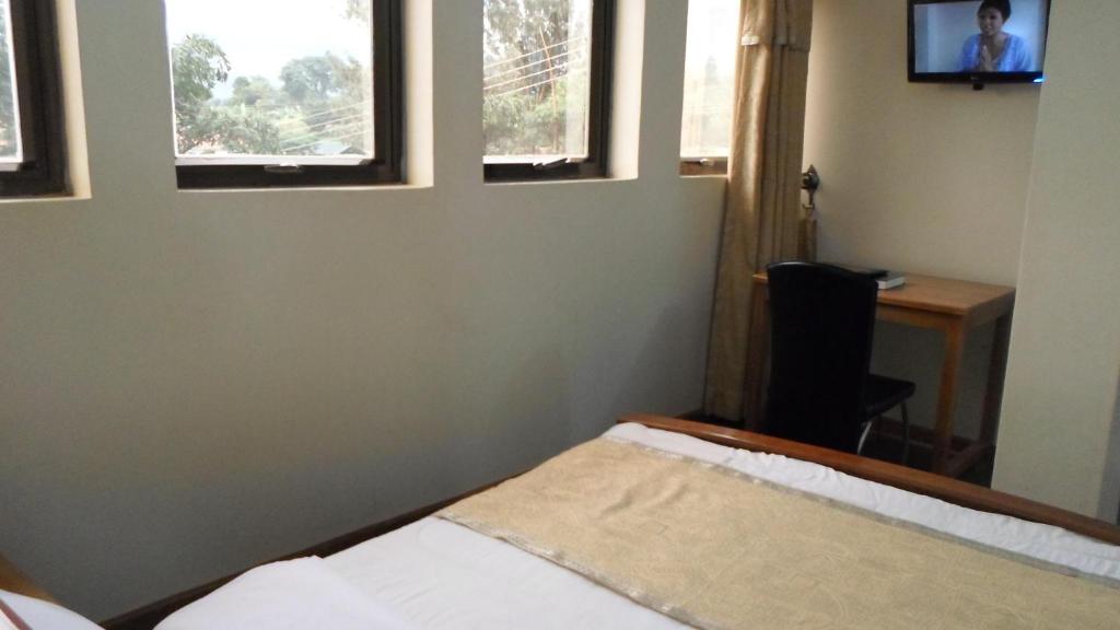 Postel nebo postele na pokoji v ubytování Crown Suites Ltd Mbale