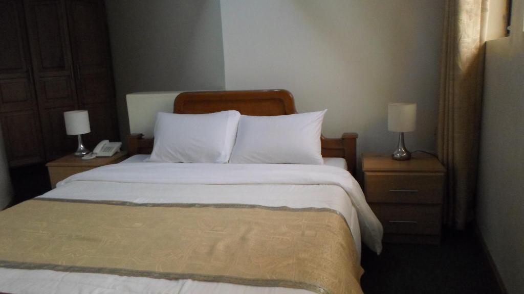 Postel nebo postele na pokoji v ubytování Crown Suites Ltd Mbale