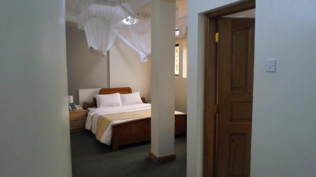 Postel nebo postele na pokoji v ubytování Crown Suites Ltd Mbale