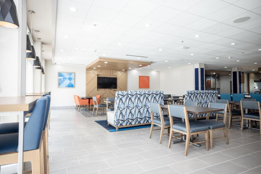 Holiday Inn Express & Suites Tampa Stadium - Airport Area by IHG photo