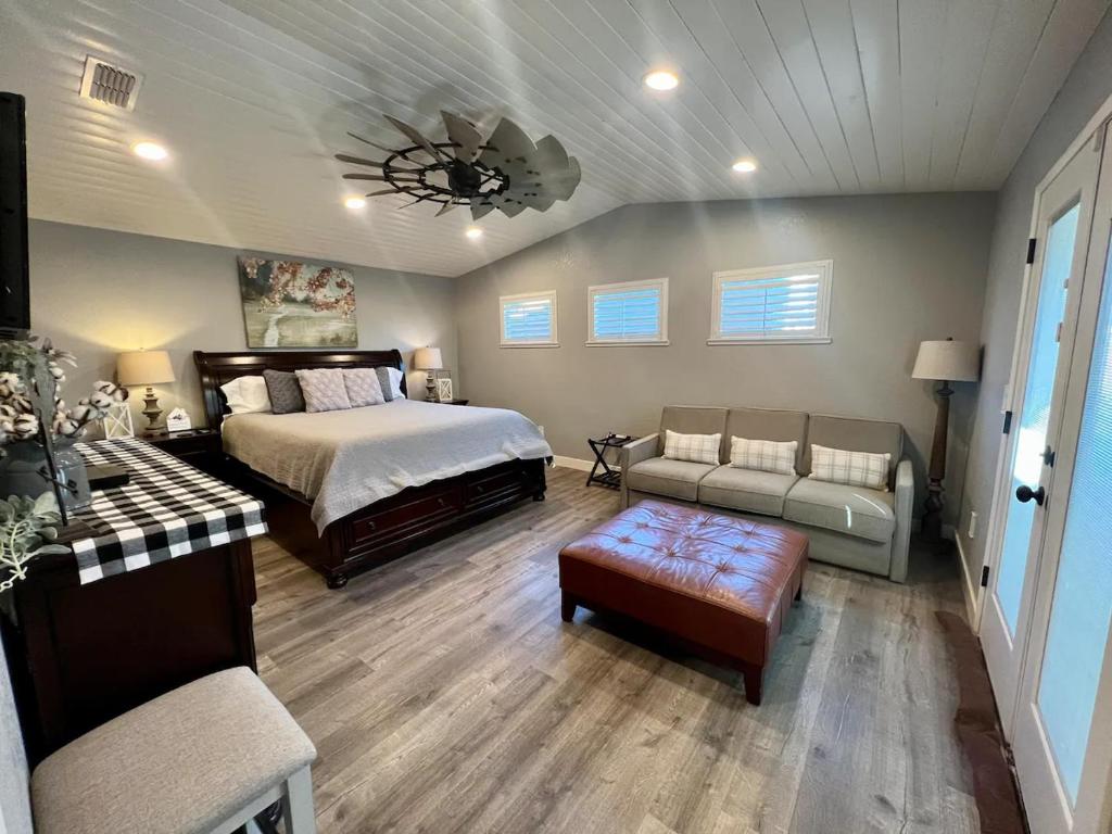- une grande chambre avec un lit et un canapé dans l'établissement Cedar Crest Corner, à Merced