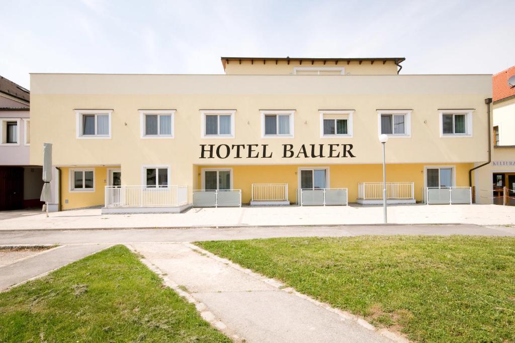 a hotel building with the words hotel baller at Hotel Bauer in Rauchenwarth