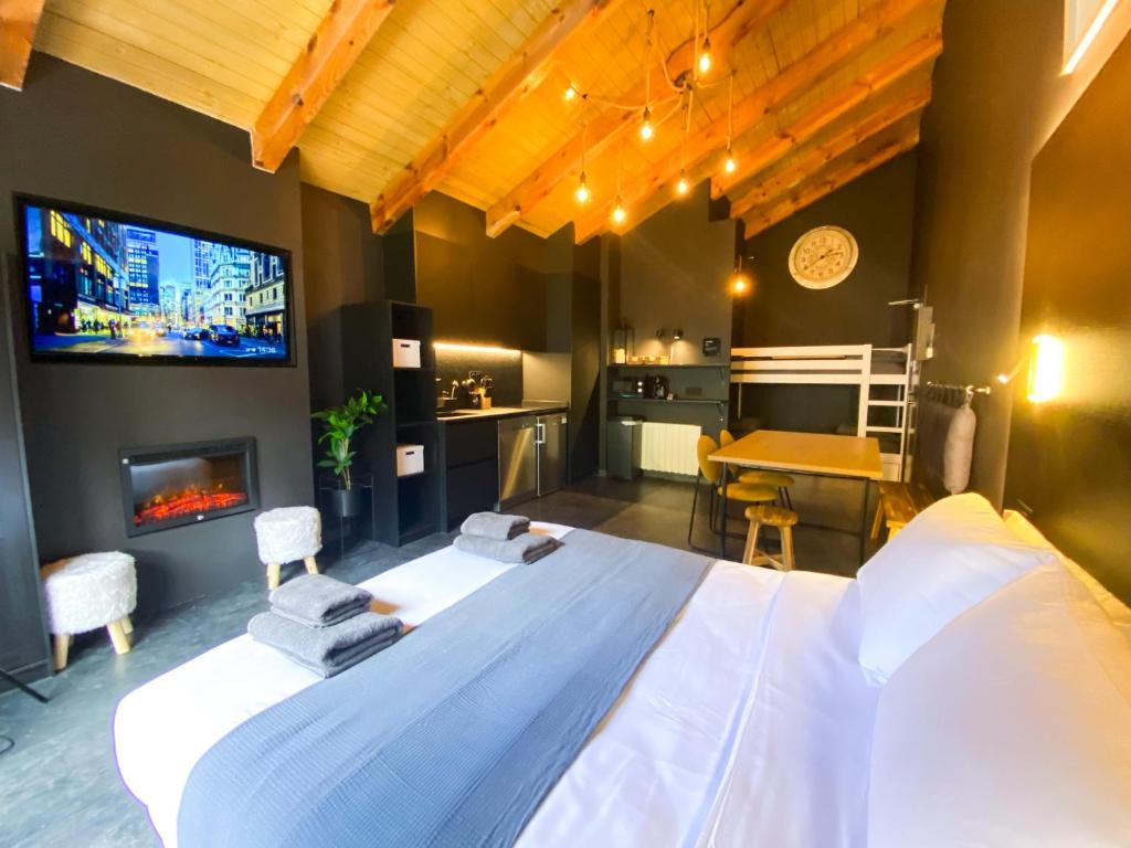 Krevet ili kreveti u jedinici u okviru objekta Modern Black Studio Penthouse En Valle De Incles - Parking Gratis l by BonesVacances