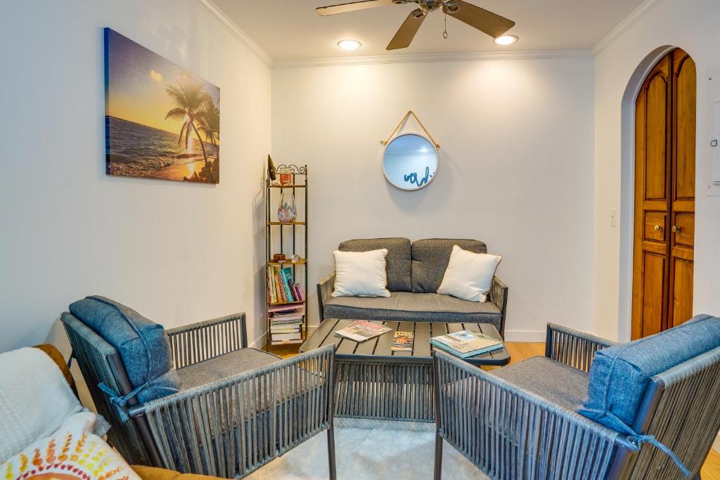 sala de estar con 2 sillas y sofá en Charming Waialua Vacation Rental - Near Beach!, en Waialua