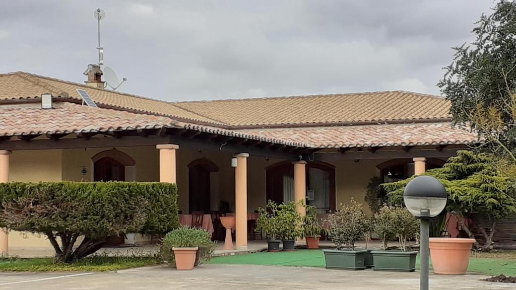 una casa con una luz de la calle delante de ella en Hotel Perda Rubia, en San Giovanni Suergiu