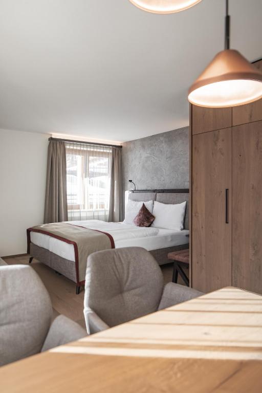 Postel nebo postele na pokoji v ubytování Hotel Salzburg