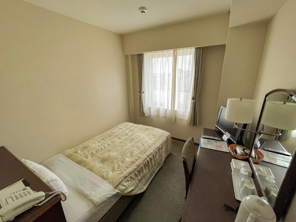 um quarto de hotel com uma cama e uma janela em Ichihara Marine Hotel - Vacation STAY 51075v em Ichihara