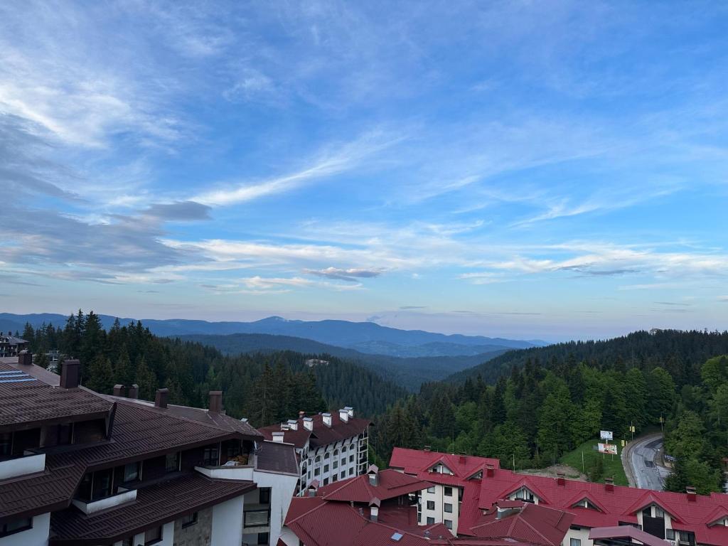 Blick auf eine Stadt mit Bergen im Hintergrund in der Unterkunft STENATA Sport Apartments in Pamporowo