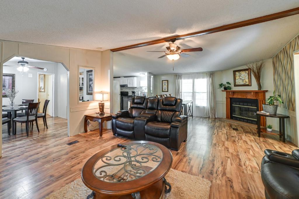 uma sala de estar com um sofá e uma mesa em Pet-Friendly Springville Home Near Kentucky Lake! em Durham Subdivision