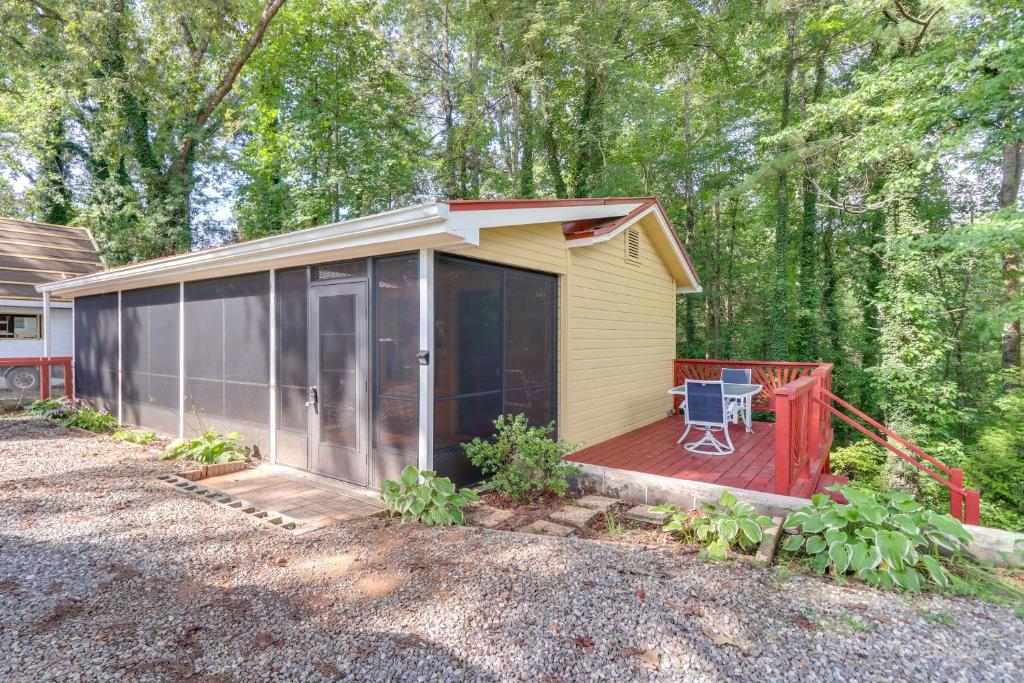 Cozy Blairsville Studio with Deck 15 Yards to Lake!, Blairsville