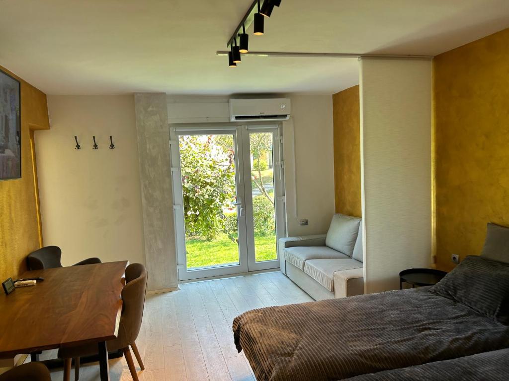 1 dormitorio con cama, sofá y mesa en APARTMENT GAL en Novo Mesto