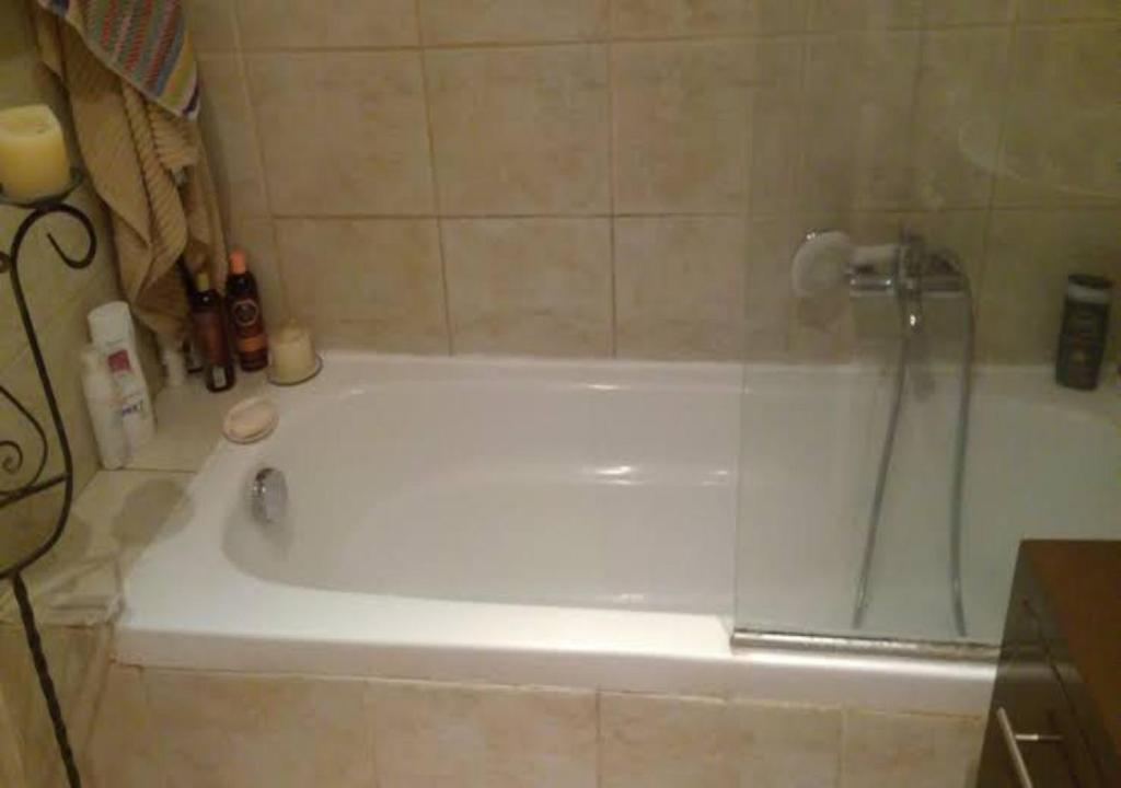 een badkamer met een bad en een douche bij ZULA HOUSE in Izmir