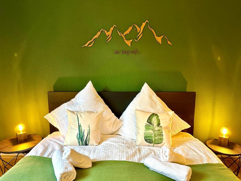 a green bedroom with a bed with white sheets and pillows at Das Berg Apartment Rüttenscheid, Netflix, nahe Messe, Klinikum in Essen
