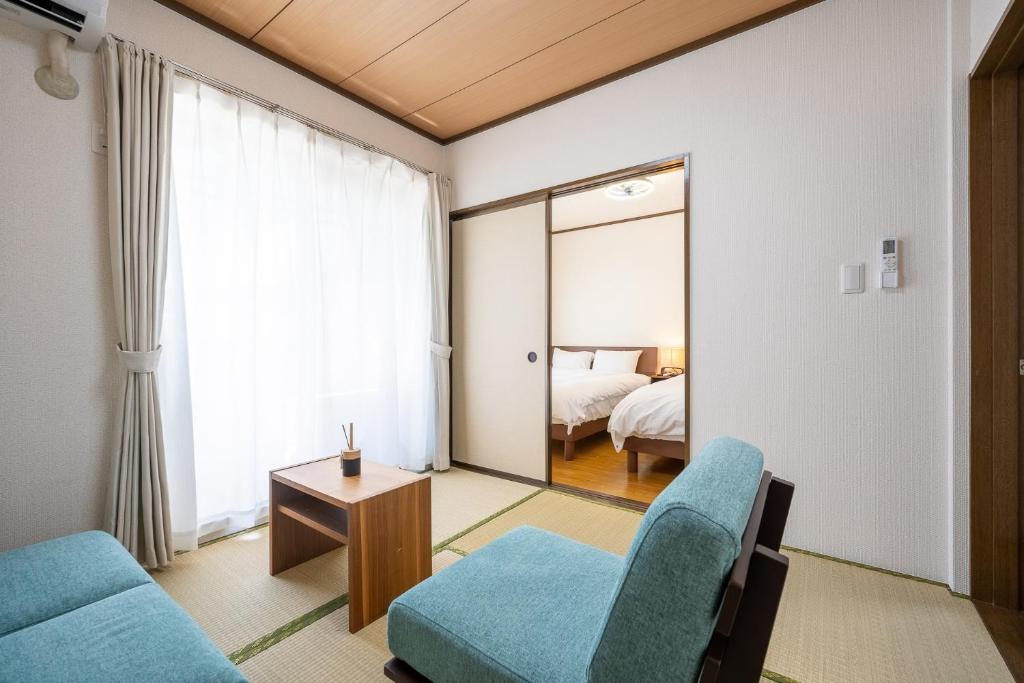 sala de estar con espejo y cama en maison elegance - Vacation STAY 15341, en Tokio