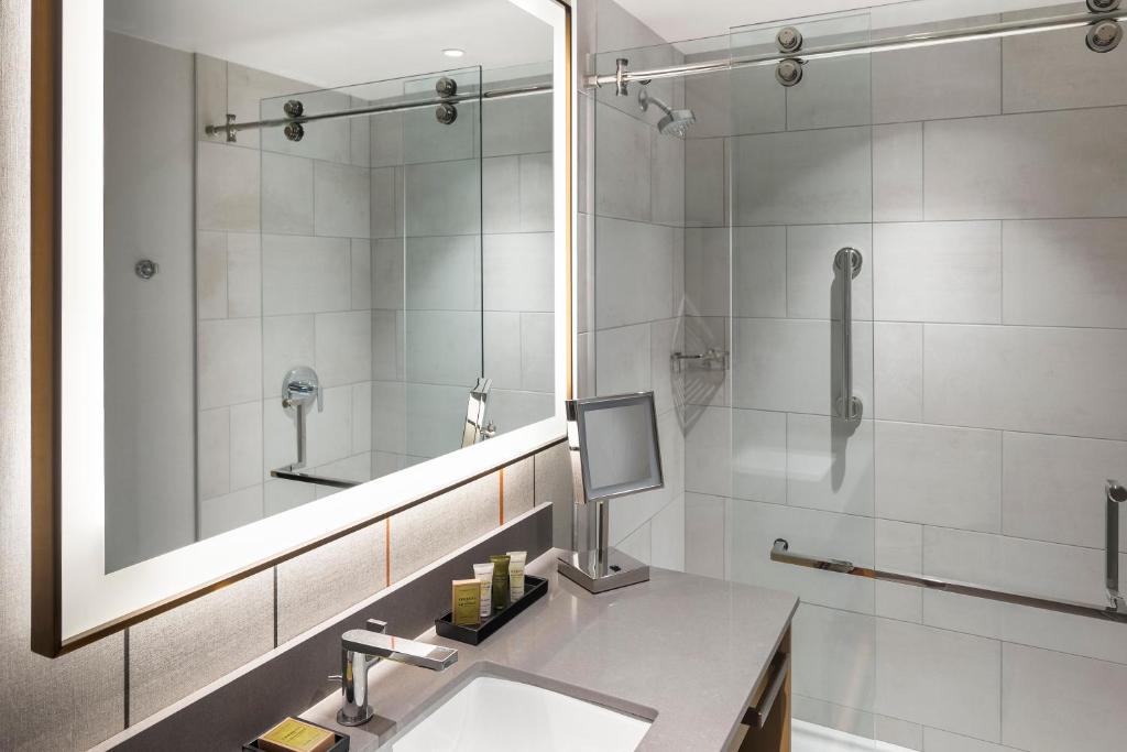 Hilton Columbus Downtown - İki Kraliçe Yataklı Köşe Kraliçe Odası
